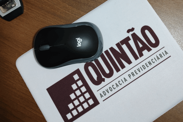 Mousepad com a marca QUINTÃO Advocacia Previdenciária
